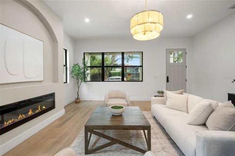 House in Tampa, Florida 4 bedrooms, 232.91 sq.m. № 2272804 - photo 10