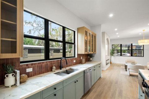 House in Tampa, Florida 4 bedrooms, 232.91 sq.m. № 2272804 - photo 13