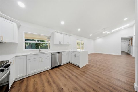 House in Valrico, Florida 4 bedrooms, 216.65 sq.m. № 2151662 - photo 9