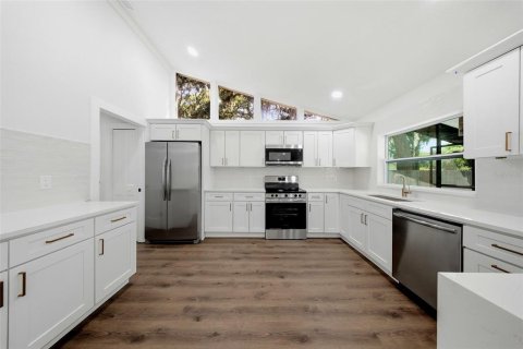 House in Valrico, Florida 4 bedrooms, 216.65 sq.m. № 2151662 - photo 6