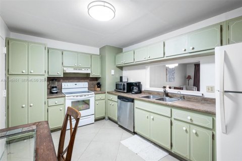 Condo in Hillsboro Beach, Florida, 2 bedrooms  № 2009010 - photo 6