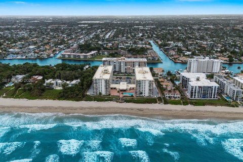 Condo in Hillsboro Beach, Florida, 2 bedrooms  № 2009010 - photo 21