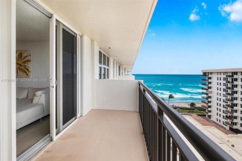 Condo in Hillsboro Beach, Florida, 2 bedrooms  № 2009010 - photo 13