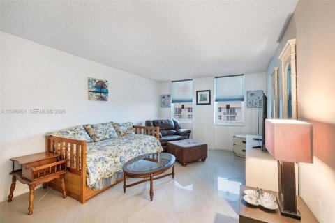 Condo in Hillsboro Beach, Florida, 2 bedrooms  № 2009010 - photo 8