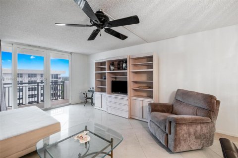 Condo in Hillsboro Beach, Florida, 2 bedrooms  № 2009010 - photo 4