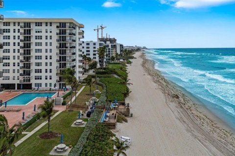 Condo in Hillsboro Beach, Florida, 2 bedrooms  № 2009010 - photo 17