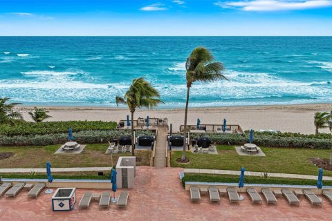 Condo in Hillsboro Beach, Florida, 2 bedrooms  № 2009010 - photo 3