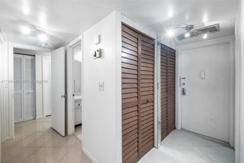 Condo in Hillsboro Beach, Florida, 2 bedrooms  № 2009010 - photo 11