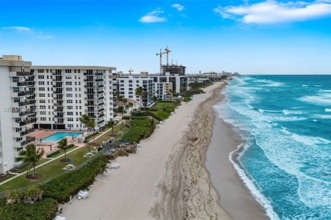 Condo in Hillsboro Beach, Florida, 2 bedrooms  № 2009010 - photo 18