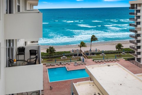 Condo in Hillsboro Beach, Florida, 2 bedrooms  № 2009010 - photo 14