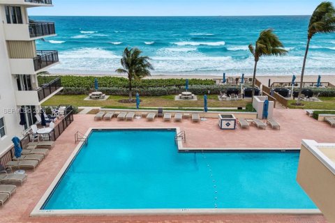 Condo in Hillsboro Beach, Florida, 2 bedrooms  № 2009010 - photo 15