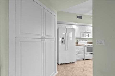 Condo in Largo, Florida, 3 bedrooms  № 2200448 - photo 11