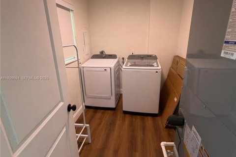 Снять в аренду таунхаус в Хайалиа, Флорида 3 спальни, 149.2м2, № 1988996 - фото 12