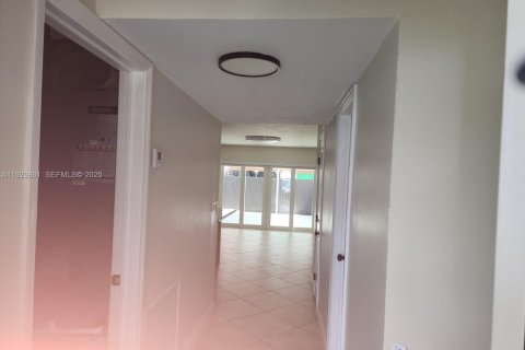 Снять в аренду таунхаус в Хайалиа, Флорида 3 спальни, 149.2м2, № 1988996 - фото 18