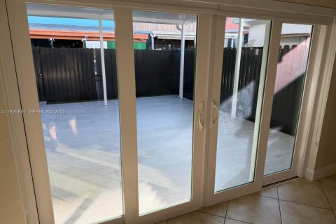 Снять в аренду таунхаус в Хайалиа, Флорида 3 спальни, 149.2м2, № 1988996 - фото 3