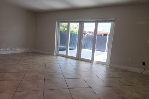 Снять в аренду таунхаус в Хайалиа, Флорида 3 спальни, 149.2м2, № 1988996 - фото 4