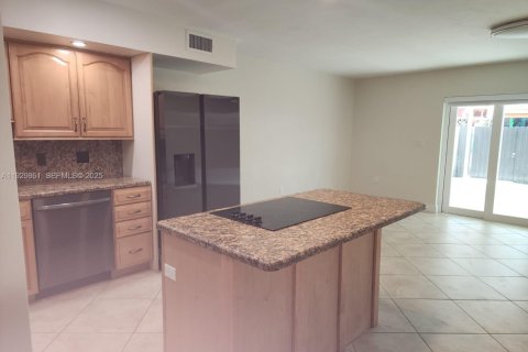Снять в аренду таунхаус в Хайалиа, Флорида 3 спальни, 149.2м2, № 1988996 - фото 25