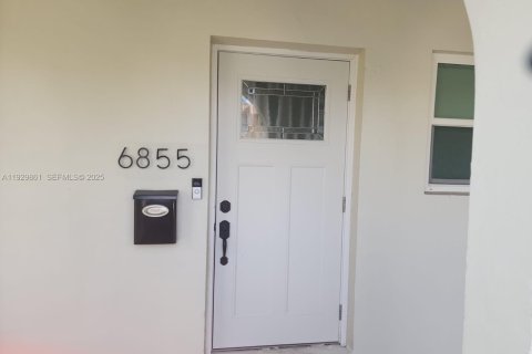 Снять в аренду таунхаус в Хайалиа, Флорида 3 спальни, 149.2м2, № 1988996 - фото 17