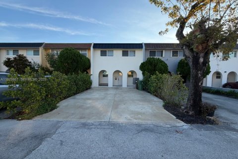 Снять в аренду таунхаус в Хайалиа, Флорида 3 спальни, 149.2м2, № 1988996 - фото 1