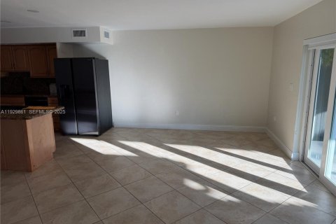 Снять в аренду таунхаус в Хайалиа, Флорида 3 спальни, 149.2м2, № 1988996 - фото 2
