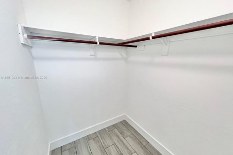 Снять в аренду виллу или дом в Майами, Флорида 4 спальни, 158.12м2, № 1930784 - фото 24