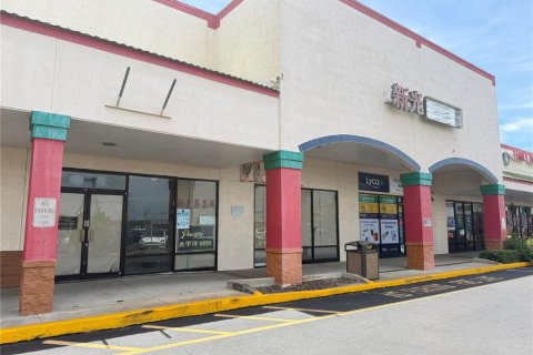 Commercial property in Orlando, Florida 980.58 sq.m. № 2100853