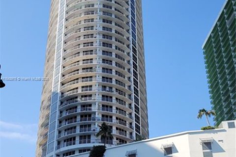 Condo in Miami, Florida, 1 bedroom  № 1836260 - photo 1