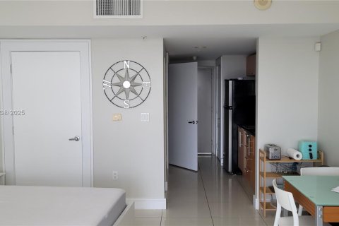 Condo in Miami, Florida, 1 bedroom  № 1836260 - photo 9