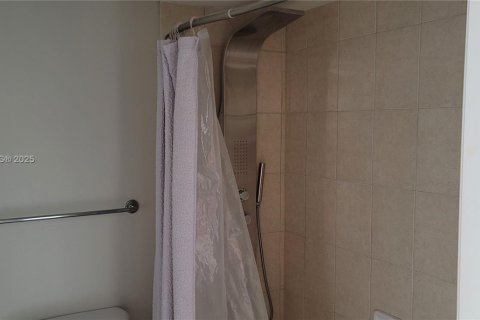 Condo in Miami, Florida, 1 bedroom  № 1836260 - photo 7
