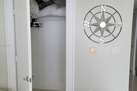 Condo in Miami, Florida, 1 bedroom  № 1836260 - photo 10