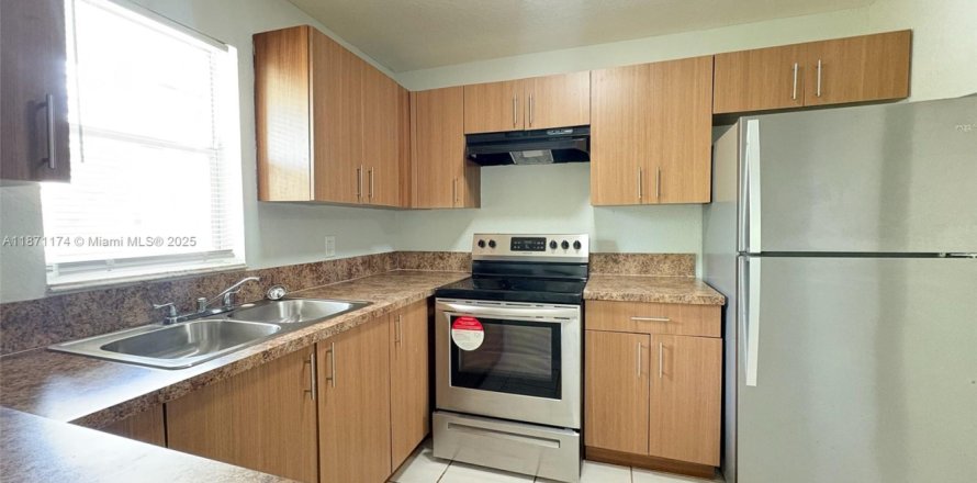 Apartment in Lauderhill, Florida 2 bedrooms, 81.75 sq.m. № 1895797