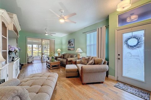 House in New Port Richey, Florida 2 bedrooms, 101.82 sq.m. № 1911523 - photo 2