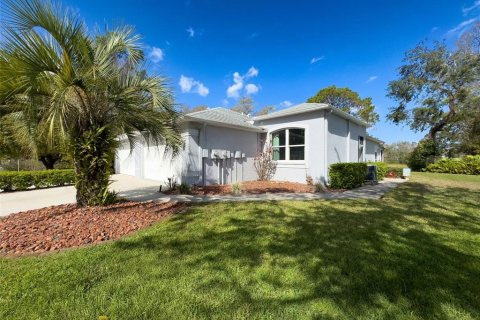 House in New Port Richey, Florida 2 bedrooms, 101.82 sq.m. № 1911523 - photo 1