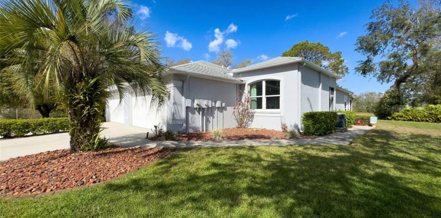 House in New Port Richey, Florida 2 bedrooms, 101.82 sq.m. № 1911523