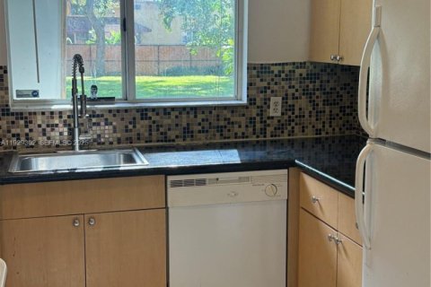 Townhouse in North Miami Beach, Florida 4 bedrooms, 224.36 sq.m. № 1987600 - photo 2