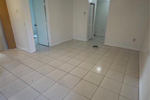 Townhouse in North Miami Beach, Florida 4 bedrooms, 224.36 sq.m. № 1987600 - photo 5