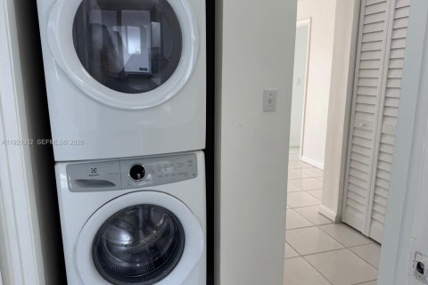 Townhouse in North Miami Beach, Florida 4 bedrooms, 224.36 sq.m. № 1987600 - photo 8