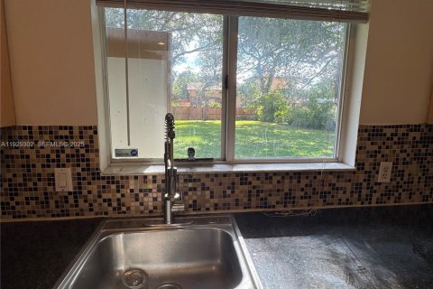 Townhouse in North Miami Beach, Florida 4 bedrooms, 224.36 sq.m. № 1987600 - photo 3