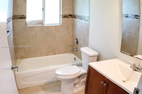 Townhouse in North Miami Beach, Florida 4 bedrooms, 224.36 sq.m. № 1987600 - photo 10