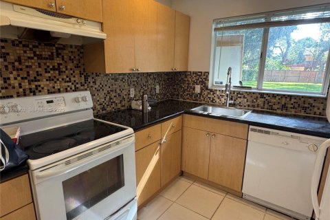 Townhouse in North Miami Beach, Florida 4 bedrooms, 224.36 sq.m. № 1987600