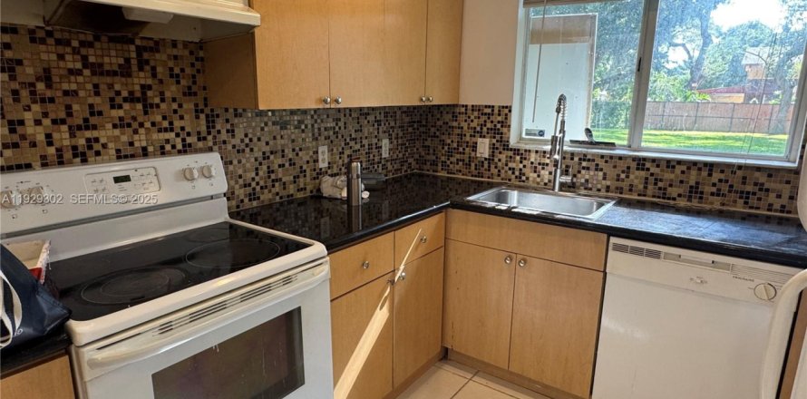 Townhouse in North Miami Beach, Florida 4 bedrooms, 224.36 sq.m. № 1987600