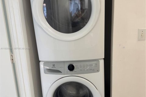 Townhouse in North Miami Beach, Florida 4 bedrooms, 224.36 sq.m. № 1987600 - photo 4