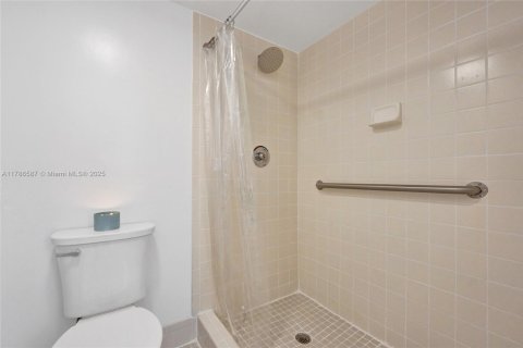 Купить кондоминиум в Пемброк-Пайнс, Флорида 2 спальни, 102.75м2, № 1704397 - фото 30