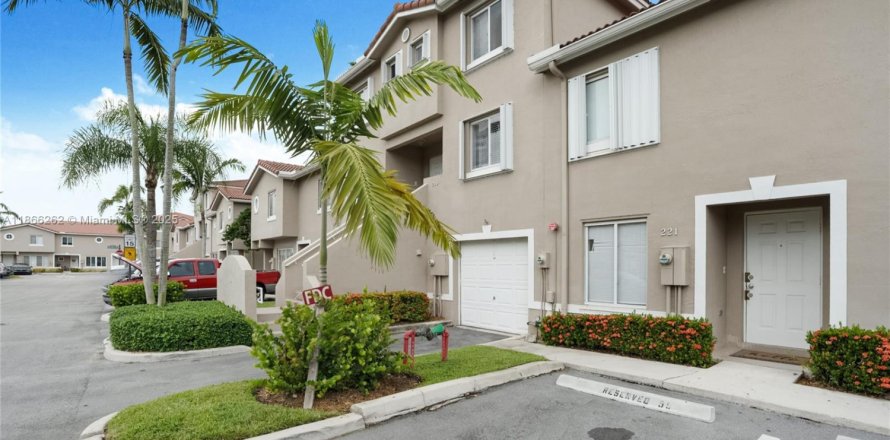 Townhouse in Weston, Florida 2 bedrooms, 110.37 sq.m. № 1920048