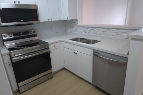 Снять в аренду кондоминиум в Корал-Гейблс, Флорида 1 спальня, 74.14м2, № 1943747 - фото 5