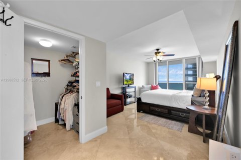 Condominio en alquiler en Hallandale Beach, Florida, 2 dormitorios, 134.52 m2 № 2339854 - foto 20