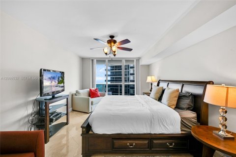 Condominio en alquiler en Hallandale Beach, Florida, 2 dormitorios, 134.52 m2 № 2339854 - foto 17