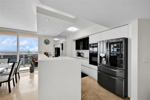 Condominio en alquiler en Hallandale Beach, Florida, 2 dormitorios, 134.52 m2 № 2339854 - foto 3