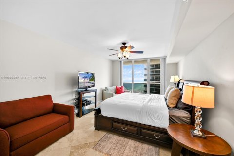 Condominio en alquiler en Hallandale Beach, Florida, 2 dormitorios, 134.52 m2 № 2339854 - foto 16