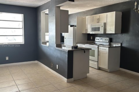 Condo in Hallandale Beach, Florida, 1 bedroom  № 1856842 - photo 1
